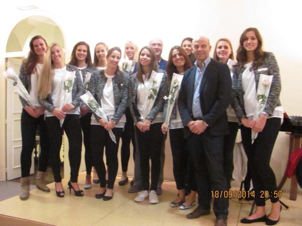 DauphinesDh's tweet photo. Voici nos @DauphinesDh lors de la présentation à la presse #volleyball http://t.co/loJlmrSkfw