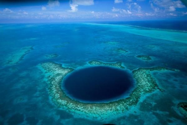 NationalGeograC's tweet photo. Intenso y marino el agujero azul en belice http://t.co/tT0ixJ8Spd