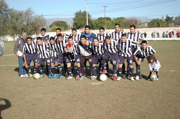 JorgeNewbery100's tweet photo. El plantel de primera el que nos va a devolver a donde nunca tuvimos que irnos. Unión trabajo y entrega CAYSJN http://t.co/o2gP1wFWuG