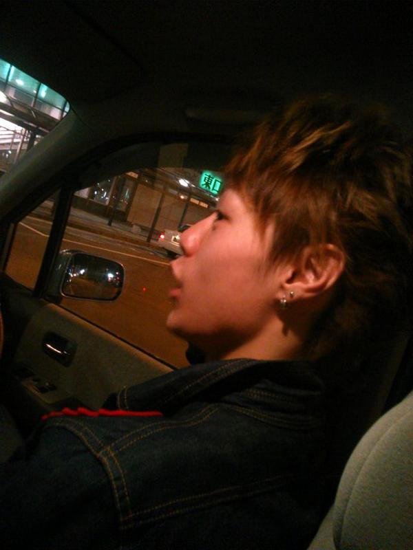 ﾀｹﾋﾛ はい えーと秋田に無事上陸しました えーとこの二人秋田いるから危ないよ 三浦あきひさ 伊藤優くんです おれもこんなかに入る予定だったけど 顔がな終わってるから無理でした ｵﾂ Http T Co Oqfeidtm8t