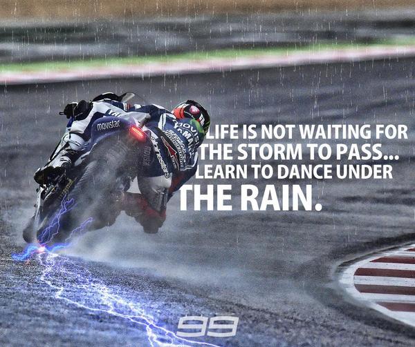 La vida no es esperar a que pase la tormenta... es aprender a bailar bajo la lluvia.