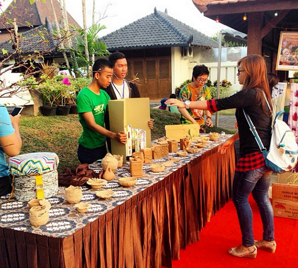 Students Workshop corner #StudentWorkshop #PrambananTemple #Yogyakarta  #livefromapsda2014 #Repost from @RicaIshak