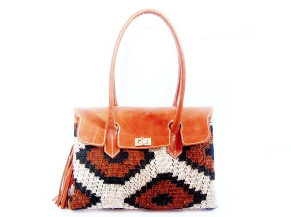 shopmatriarca's tweet photo. ¡Un modelo único e imperdible! Cartera de chaguar y cuero realizada por los pueblos originarios Wichis, Argentina. http://t.co/rEcfnor3qs