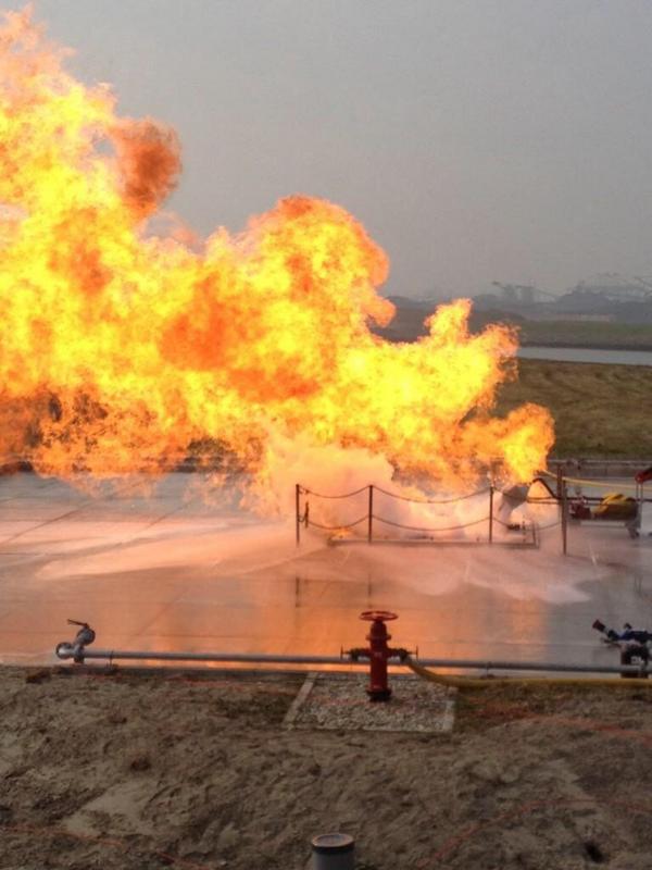 Imposante demo tijdens officiële opening LNG brandbestrijdingsfaciluteit Falck Maasvlakte in #havenRotterdam.