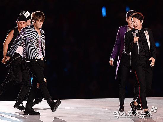 JaeChunSoulmate's tweet photo. #JYJ #2014IAG oh dear michael jackson chun! Xd http://t.co/hzHcq9G8Eb