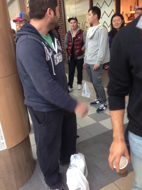 rsgnl's tweet photo. Ok this is getting hilarious. This guy just spent $13,000 on 8 iPhone 6 Plus units off a scalper #Apple #iphone6day http://t.co/9EyKmJ77XQ