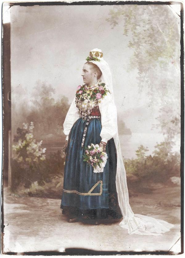 民族衣装bot 1870年から1910年頃 スウェーデン中部ダーラナ県レクサンド 花嫁衣装を着た女性の彩色写真 T Co Idwjeu1lym