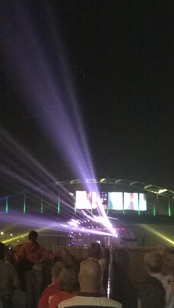 Indrukwekkende show op #johnfrostbrug van licht, geluid en beelden bij herdenking #slagomarnhem !