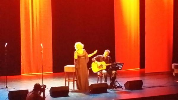 DeMuzen's tweet photo. Barbara Lok uit Veenendaal. Schitterende vertolking van Barbara Streisand #cultuurbalveenendaal http://t.co/BWWomUcg0w