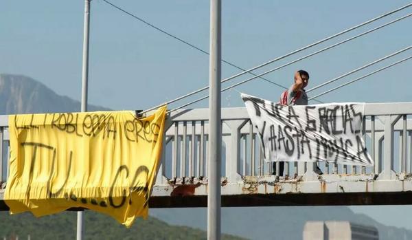 ricardorozcomx's tweet photo. ¡Ser de Tigres es algo más grande q seguir y soportar a Tuca! #FueraTuca #TigresDeNegro y no olvidemos el #FueraCemex http://t.co/5sYSO0WFen