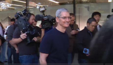 VIDEO: Tim Cook tells Bama fan waiting in iPhone 6 line 'War Eagle': bit.ly/1wx8ptE