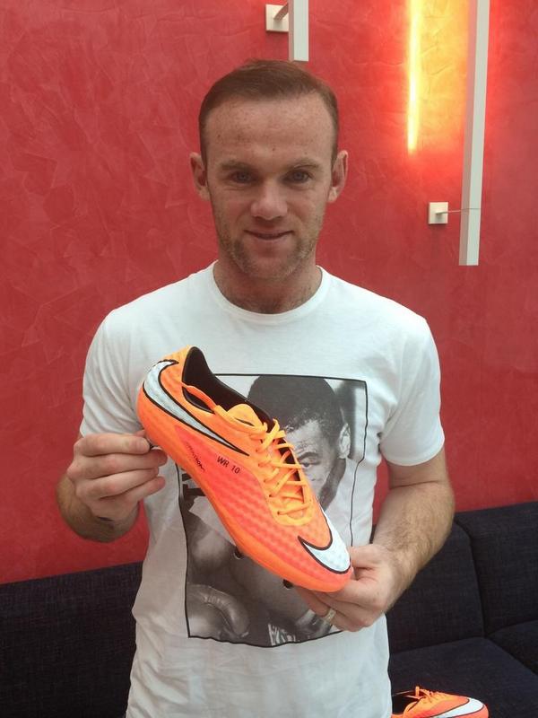 Wayne Rooney on Twitter: "New boots for Sunday's game from @nikeuk # hypervenom http://t.co/UYvXkRIB8q" / Twitter