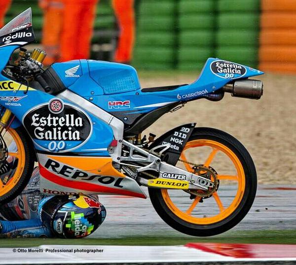 alexmarquez73's tweet photo. Mirad qué imagen de una caída del viernes! Piel de gallina.. / Look this pic of a crash from last Friday..! http://t.co/Fb5dwlmgPS
