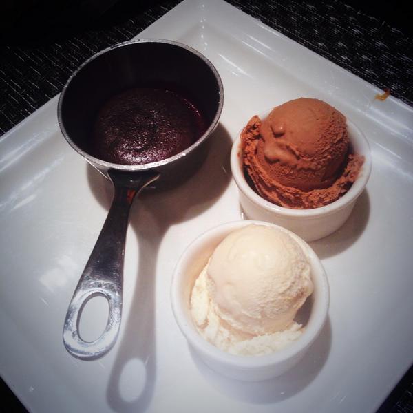 LouiseAherne's tweet image. 8am and it's molten lava chocolate cake and peanut butter ice cream time #poolpartyprep #bikinidiet