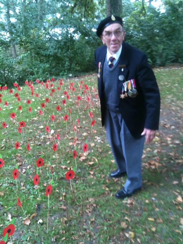 Bijzondere ontmoeting vandaag met Private Kenneth Stone (RAMC). Zeer vereerd dat hij n poppy plantte in ons poppyveld