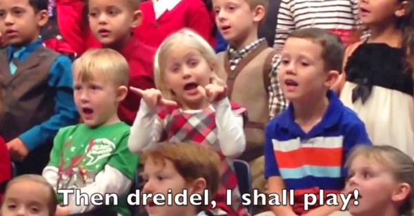OMGFactsSex's tweet photo. This Little Girl Wanted Her Deaf Parents To Enjoy Her Concert. What She Did Is Incredible ---> http://t.co/FXWnq8HiwR http://t.co/GCXytzDyNO