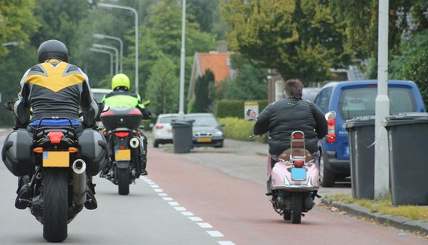Snorfietsers niet op rijbaan, verkeersonveilig en onuitvoerbaar, zo meldt <a href="/KNMV/">KNMV</a>: bit.ly/1sCdP2N  #scooter