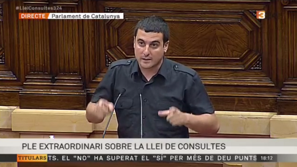 VilaWeb's tweet photo. [VÍDEO] Quim Arrufat (@quimarrufat) es dirigeix en anglès a la comunitat internacional http://t.co/IahvaBcJOy http://t.co/wpP2zPUm8g