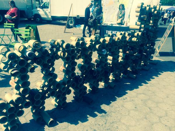 gardenglamour's tweet photo. @GrowNYC #UnionSquarePark prep for #climatemarch this weekend #RecycleRally #reusematters #starsalligned http://t.co/BV97l18tgx