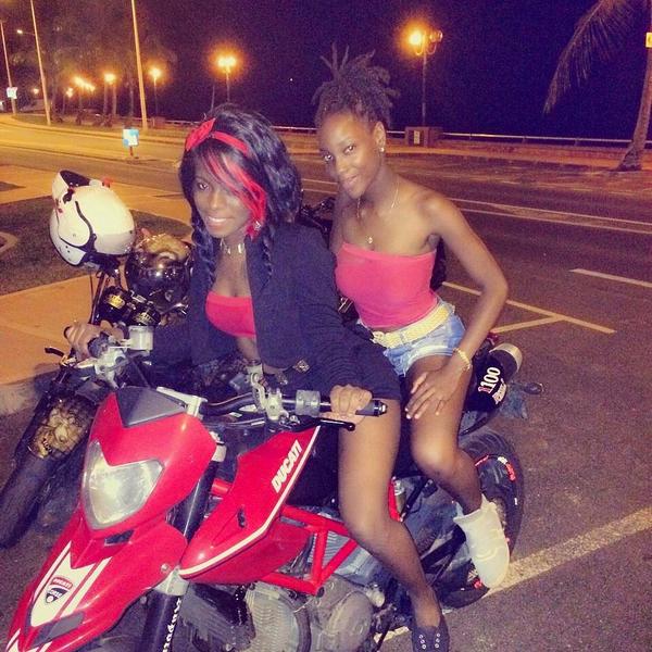 BlackQueenR's tweet photo. Wayyyyyy good night même.. #SortiMoto #Ducati #Dedey http://t.co/vEZ7F6FIDg