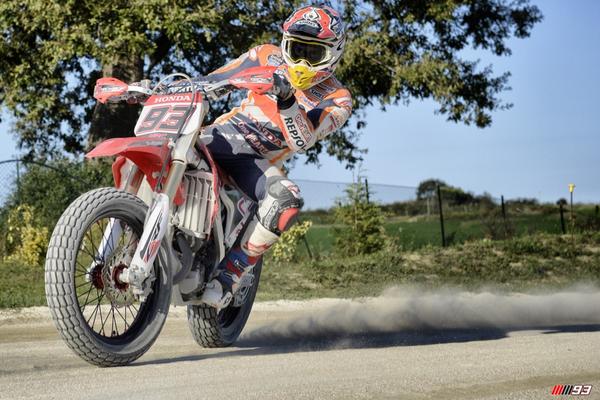 marcmarquez93's tweet photo. Un poco de gas antes del fin de semana :) 💨 / Full Throttle and have a nice weekend! http://t.co/27IEIj5ygo