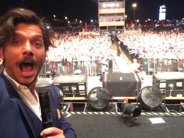 İzmir coşuyor !  Burada olanlar retweet :) #FGF2014 <a href="/FantaGF/">Fanta Gençlik Fest</a>