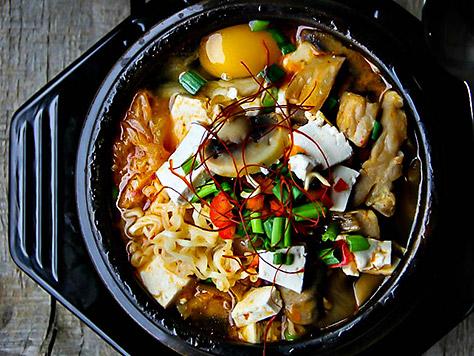 KoreanFoodies's tweet photo. Spicy gourmet kimchi ramen that only takes five minutes of prep! Via @secooking. http://t.co/AHEJcqW4uN http://t.co/cxKxDzqRUk
