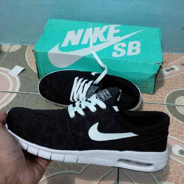 Nike Stefan Janoski Max Black/white size 40-44 Premium . WA: 085780545955/line : adellaftanoko