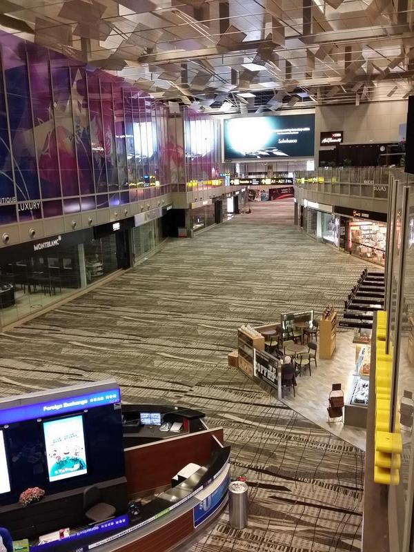 fvauquier's tweet photo. Grande affluence à l'aéroport de Singapour :-( http://t.co/IjG4zkwqYf