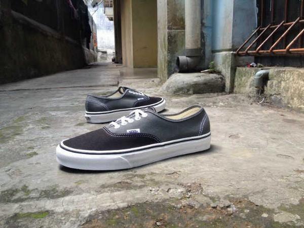 Vans Authentic 2tones Black/Grey size 9 9,5 GSI . WA: 085780545955/line : adellaftanoko
