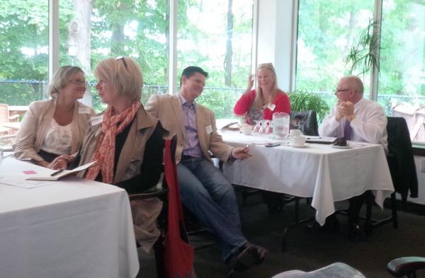 OakvilleBizNet's tweet photo. @leeleefowler of @RiseMediaDesign sharing social media tips with @OakvilleBizNet #socialmedia #biz http://t.co/RXntjEbsVZ