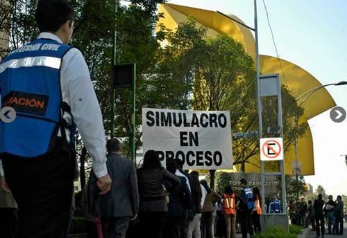 MaybeLady_'s tweet image. #Fotogalería Realizan #macrosimulacro2014 de sismo en el #DF