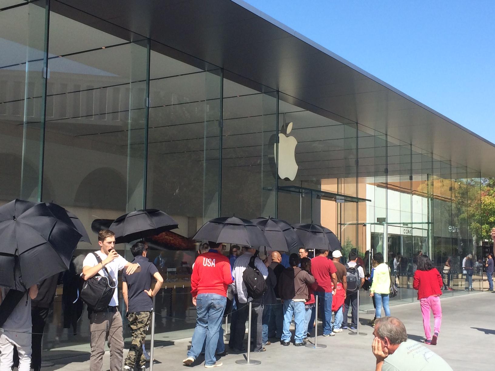 Hundreds queue up for the re-opening of the Apple store at Stanford mall –  The Mercury News