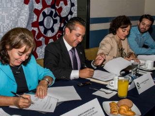 Facegov_'s tweet photo. Firma IAM convenio de colaboración con @Canacintra_Ags http://t.co/NhdhqoqK63 @MujeresAgs @HebertoVara @JorgeCosqa http://t.co/0LxoQgqjgn