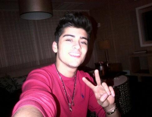 Zayn_Daily's tweet photo. #ZaynInRed π΄β€οΈπ΄ http://t.co/OEKEgQStpi