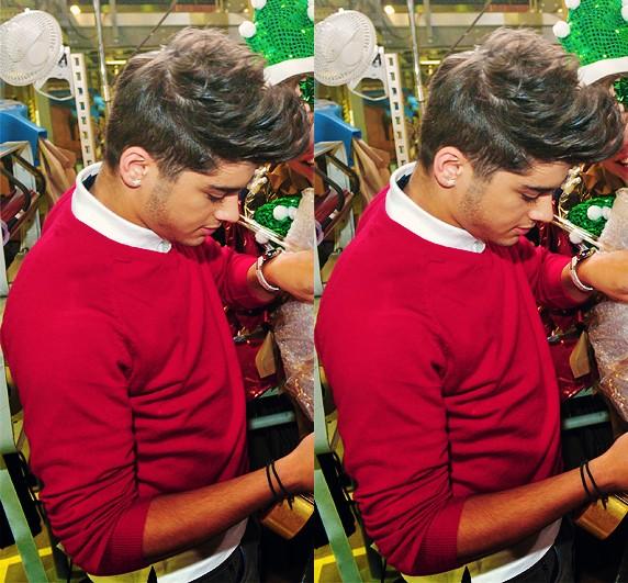 Zayn_Daily's tweet photo. #ZaynInRed π΄β€οΈπ΄ http://t.co/hjQSAKYGv7