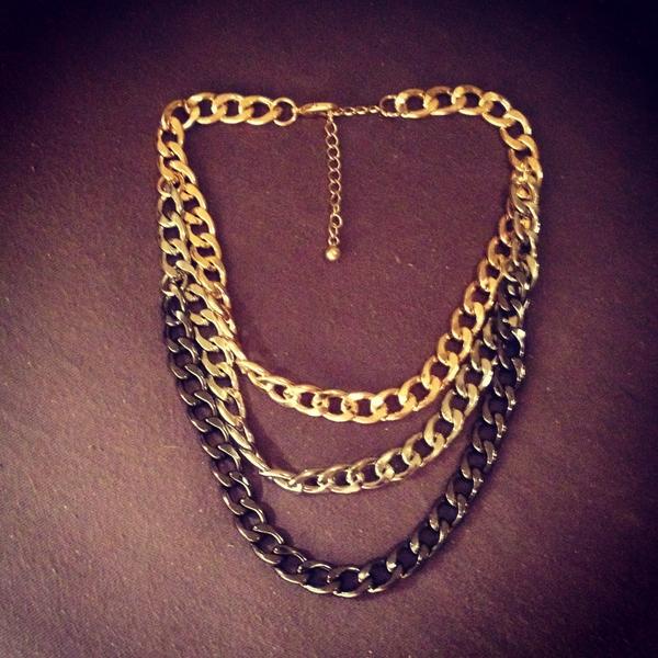simoneontour's tweet photo. don't yank my chain #FashionFriday http://t.co/jZsjhUknTd http://t.co/TJ6Heaw95v