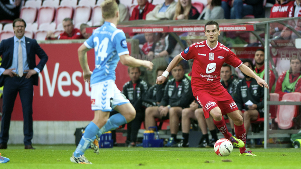 Mojsov controls the ball Mojsov controls the ball