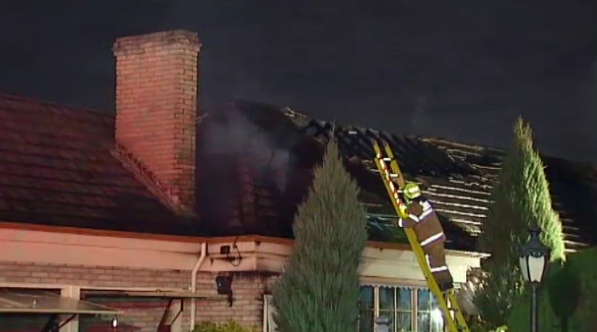 9NewsMelb's tweet image. A fire that destroyed a Doncaster home last night, thought to have been deliberately lit. @LauraFrancis9 LIVE #9News
