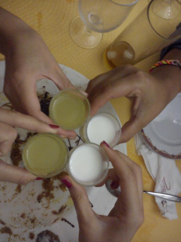 Jony_lavida's tweet photo. X nnosotras!!!! Jaja chin chin @fatima_parrilla @Fn91Inmaculada @sussanasanchez http://t.co/4Gw5zflV0o