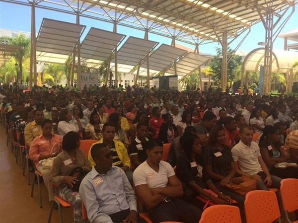 felixrbautista's tweet photo. Miles de dominicanos acuden al primer día de la feria de empleo en San Juan. http://t.co/ZRX5G8ywkE