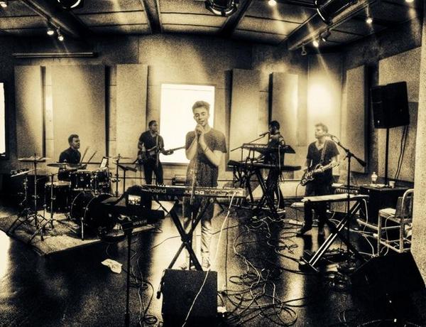 GreysonCrewID's tweet image. [NEW PHOTO]: Another photo of Greyson with his band during rehearsal in chicago. #WorkWeekDONE