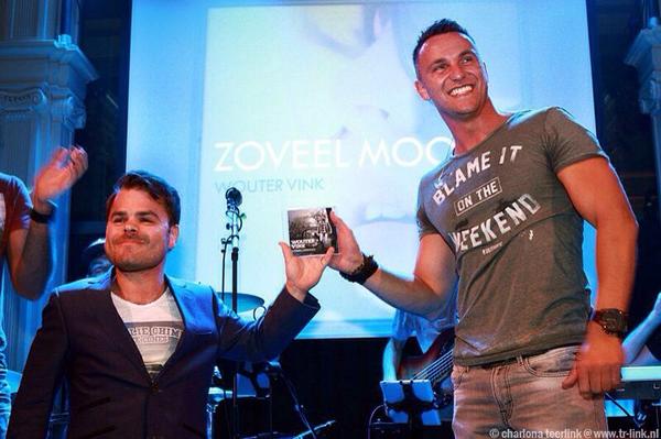 VanVelzenMusic's tweet photo. Deze trotse coach mocht zojuist @WouterVink1 z'n eerste EP 'Hemelsbreed' overhandigen. Check de song 'Zoveel Mooier'! http://t.co/VJo9wje3ve