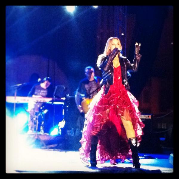 edurneclubfans's tweet image. “@virmarpas: Noche genial de concierto de @edurnity Disfrutado con buena compañía!! 👏🎵😄 http://t.co/25ZnNcmPqL” @FestejosYecla @AytoYecla