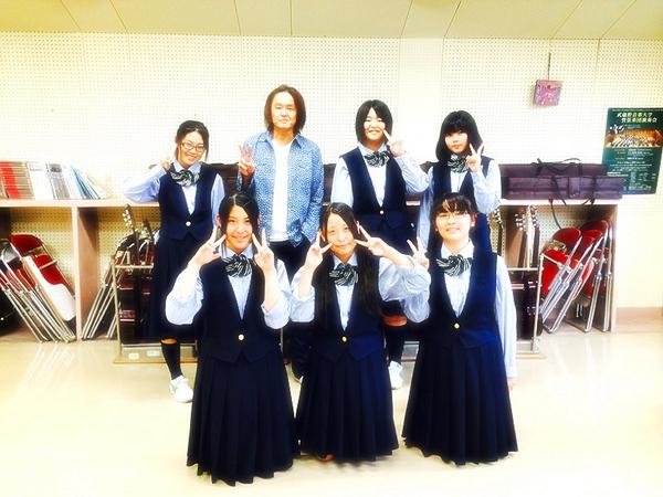 坂本サトル 先日 青森県からの依頼で青森市内にある青森商業高校へ 県発行の高校生のキャリア作り応援マガジン Yell の取材 取材は高校生が行う 取材前に吹奏楽部の生徒達も集まってくれて音楽室でミニライブ みんないい大人 いい女になれよー