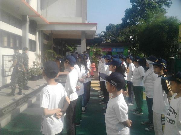 Semangat adik-adik ! Materi pertama bersama tentara dari pusdiku !