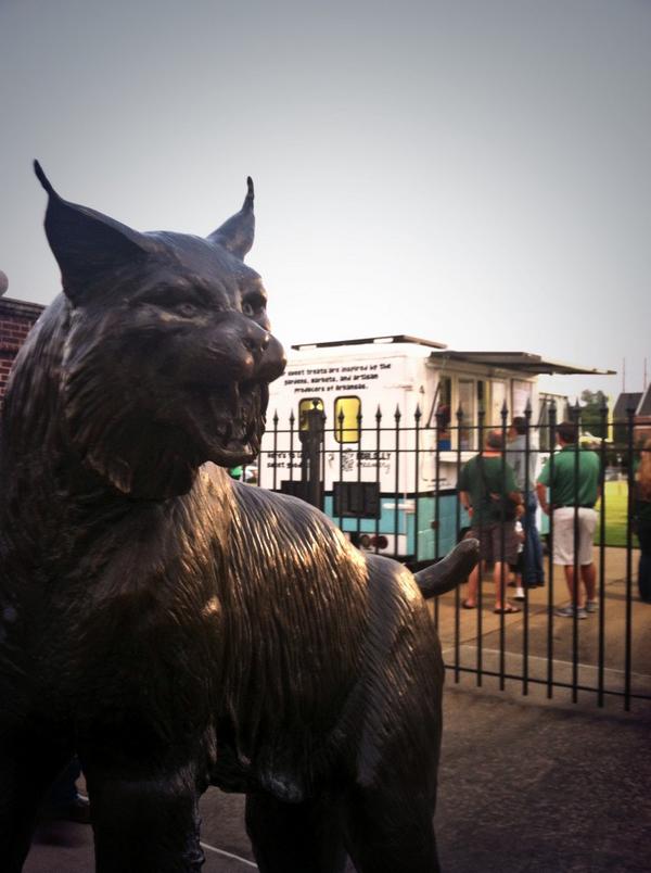 absolut_zer0's tweet image. S/O to @episcopal2011 for having @weloveloblolly at the game tonight. #foodtrucksrock #ARidea #LocalFirstLR