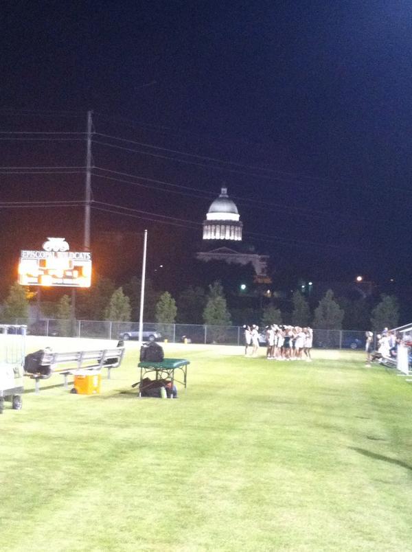 absolut_zer0's tweet image. S/O to @episcopal2011 for having @weloveloblolly at the game tonight. #foodtrucksrock #ARidea #LocalFirstLR