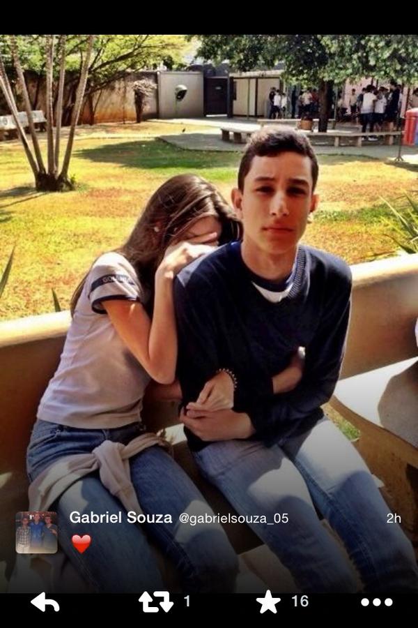 TitasFC_'s tweet photo. O jogador @gabrielsouza_05  posta foto com suposta "companheira" em rede social http://t.co/ITwupiTKnS