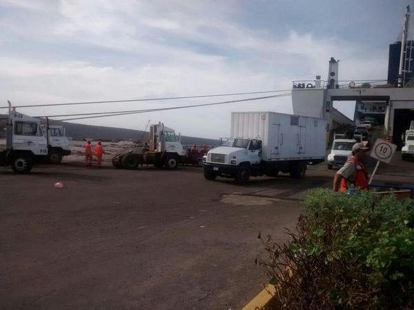 PresidenciaMX's tweet photo. Intensifica la @CFEmx sus trabajos para restablecer el servicio eléctrico en #BCS  http://t.co/Y0rWA4QTdP http://t.co/FVV229yAyv